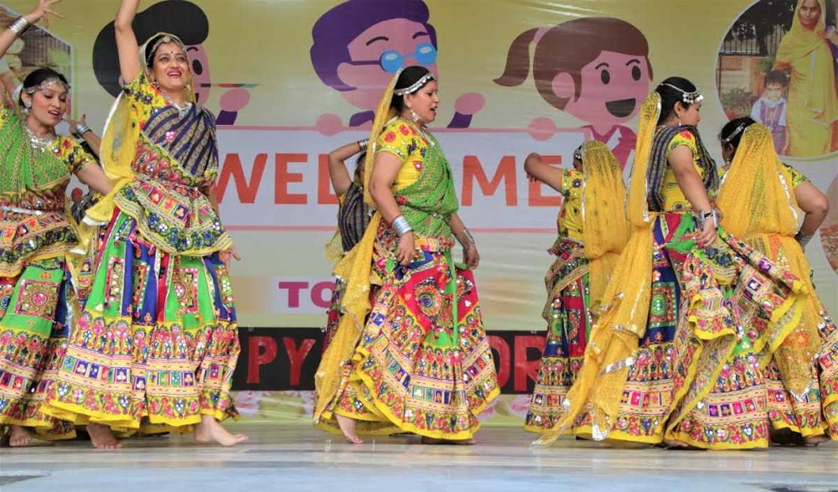 स्कूलों में धूमधाम से मनाया गया बाल दिवस, आयोजित हुए सांस्कृतिक कार्यक्रम